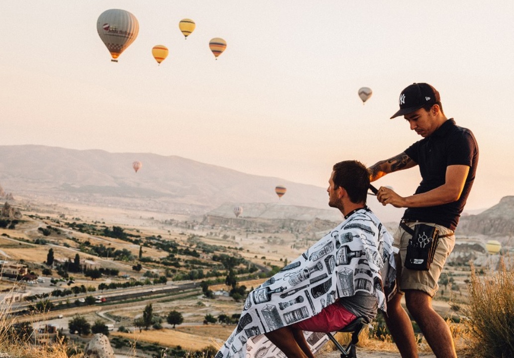 Frizerii isi pot face meseria de oriunde